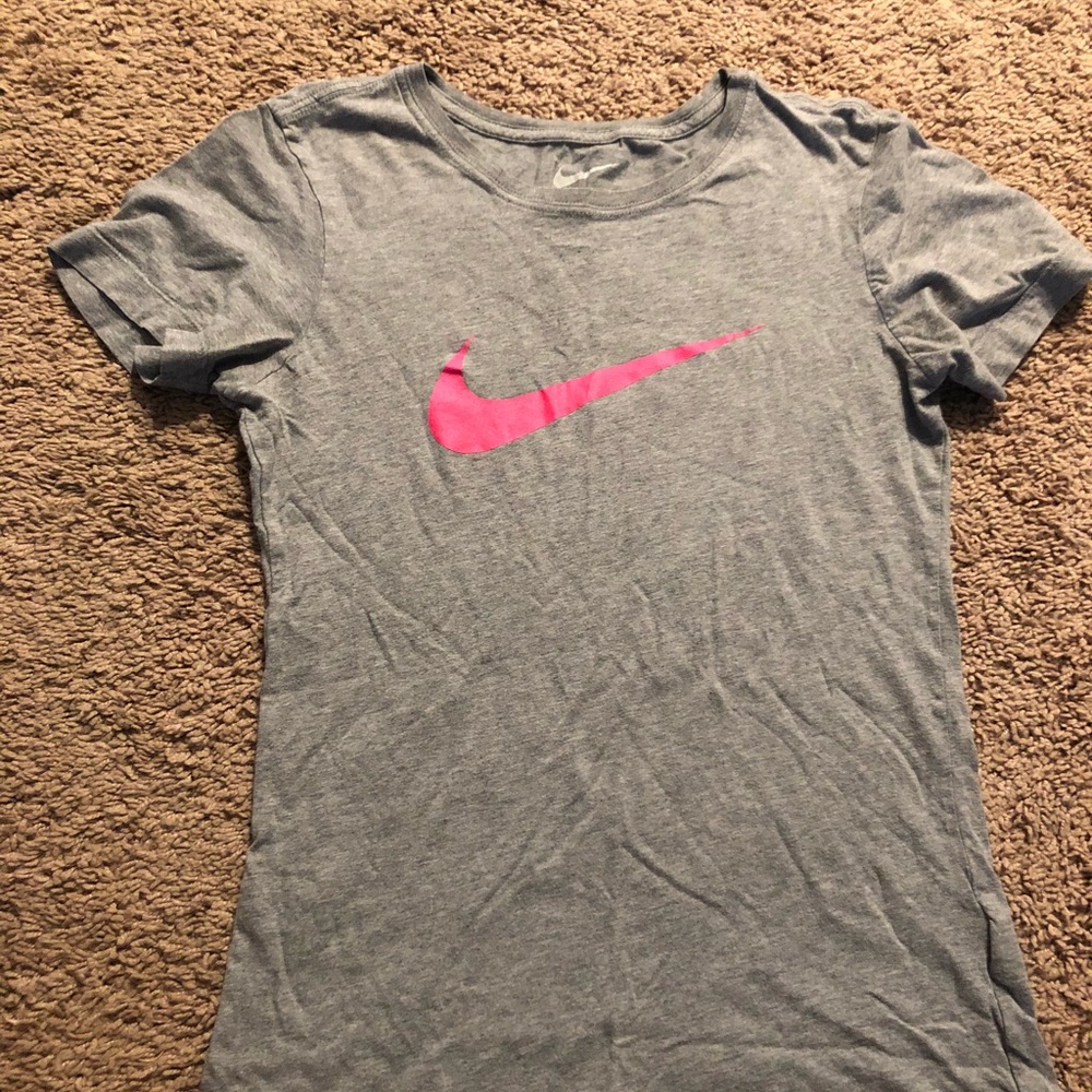 Great condition slim fit Nike basic tee